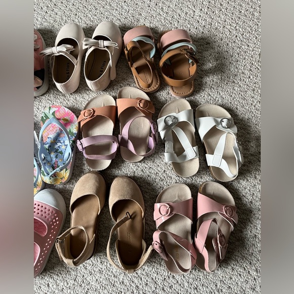 Toddler girls size 7 summer shoes/ sandals - Picture 2 of 3